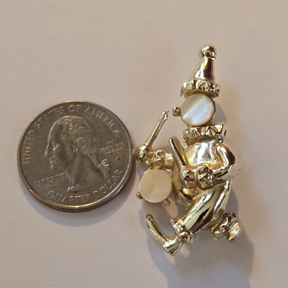 Vintage Gold Tone & Mother Of Pearl Circus Figural Clown Drum Brooch Pin - Picture 2 of 7